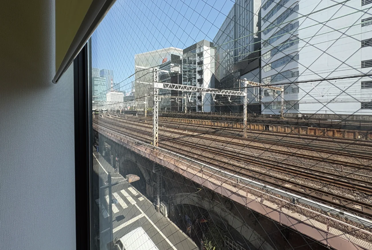 窓から見えるJR線の電車